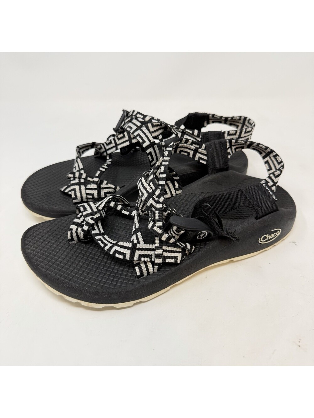 CHACO Cloud Black White Black Strappy Toe Loop Women's Sandals Sz 8